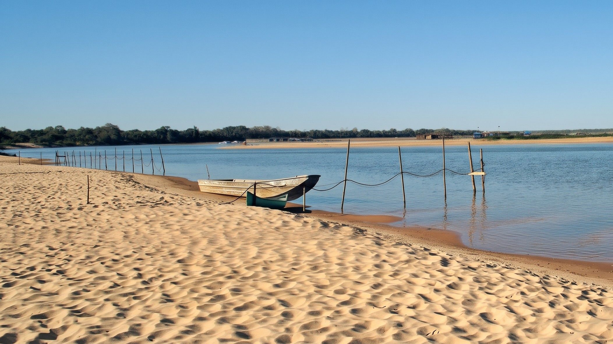 Araguaia atrai mais gente que Foz do Iguaçu e Manaus juntos, mas o Mato Grosso o recebe com esgoto no rio e estrada de chão